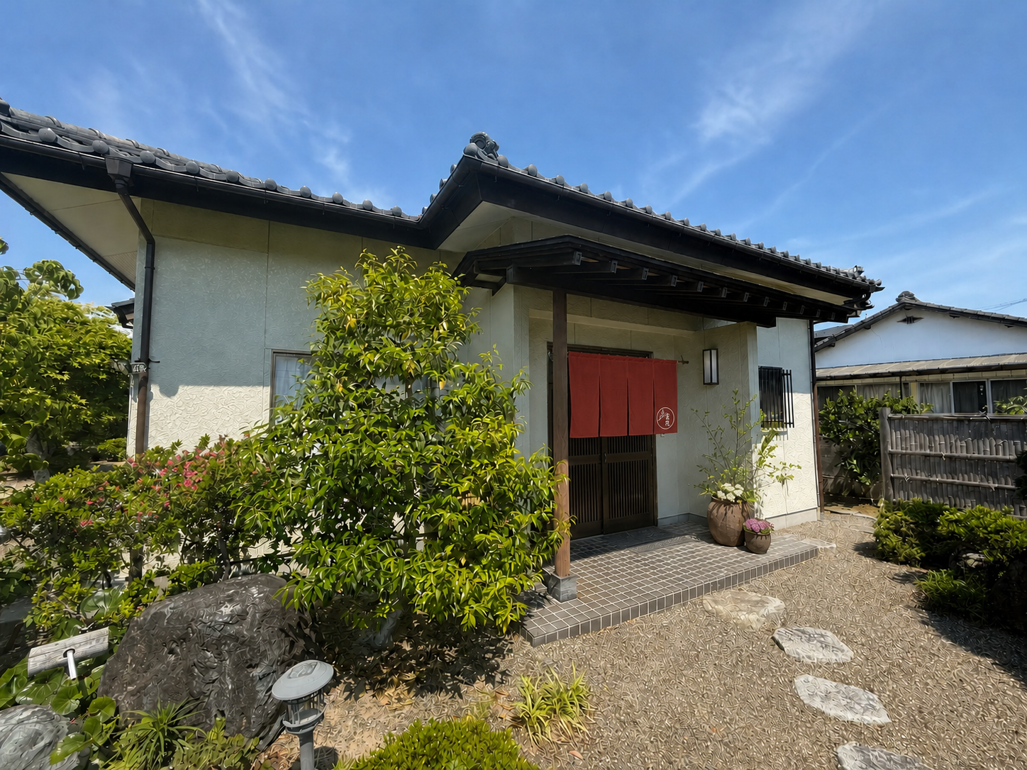 暖簾がかかる立花の玄関